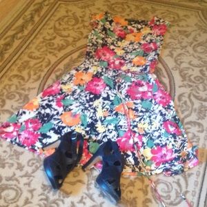 Lauren ladies beautiful flowered 👗 in size large